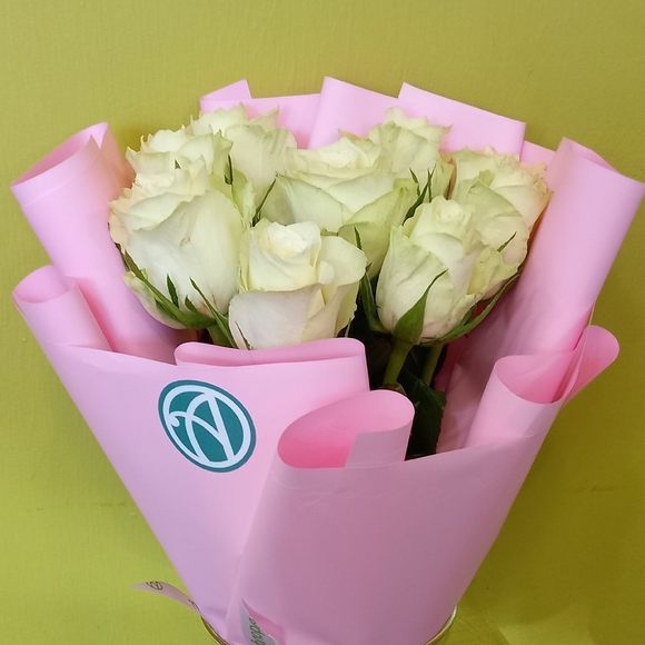 Белый букет-комплимент в корейской упаковке