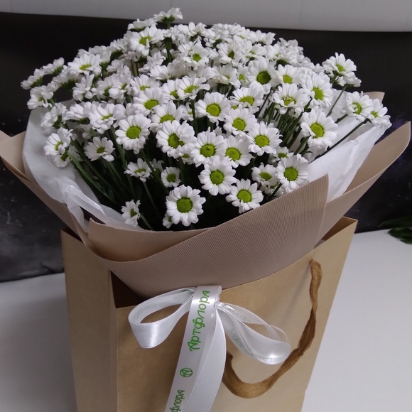 Крафт-сумочка с букетом из кустовой хризантемы Сантини