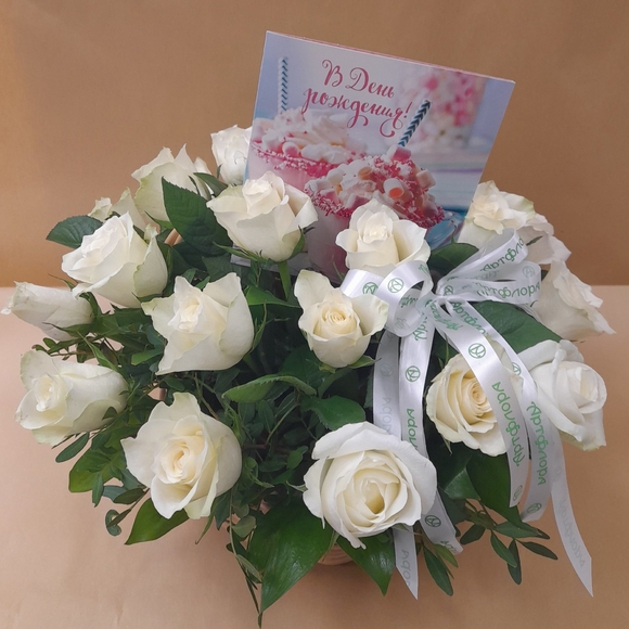 25 белых роз Кения с зеленью в корзине