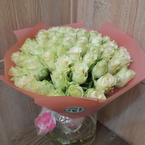 Букет из 75 белых роз Кения (35 см)