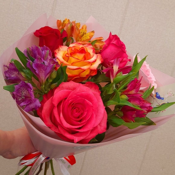 Букет из эквадорских роз микс и асльмтромерии - S