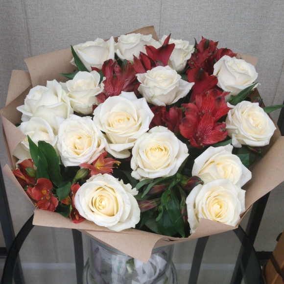 Букет из белых эквадорских роз и альстромерии микс - L