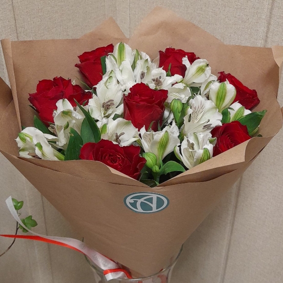 Букет из красных роз и альстромерии - S