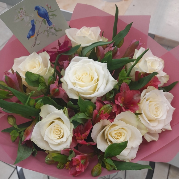 Букет из белых роз и альстромерии - S