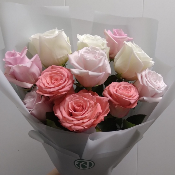 Букет из 11 роз нежный микс 50 см (Эквадор) в корейской упаковке