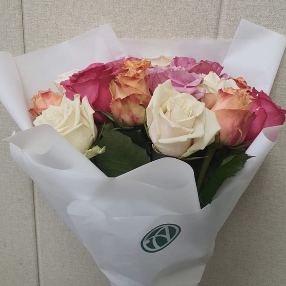 Букет из 15 роз нежный микс 50 см (Эквадор) в корейской упаковке