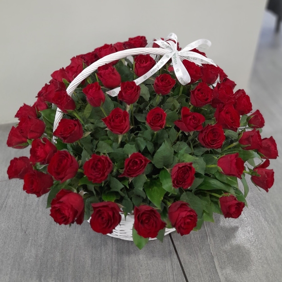 75 роз Кения в корзине