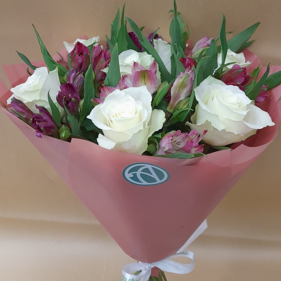 Букет из белых роз и альстромерии - S