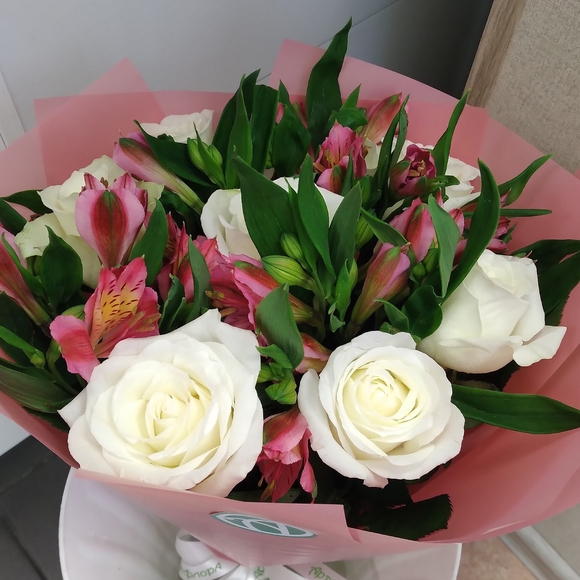 Букет из белых роз и альстромерии - S