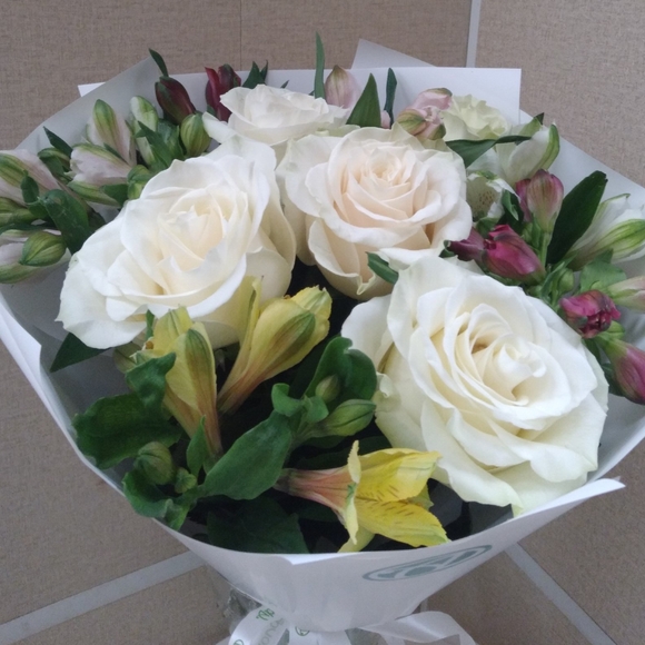 Букет из белых эквадорских роз и альстромерии микс - S