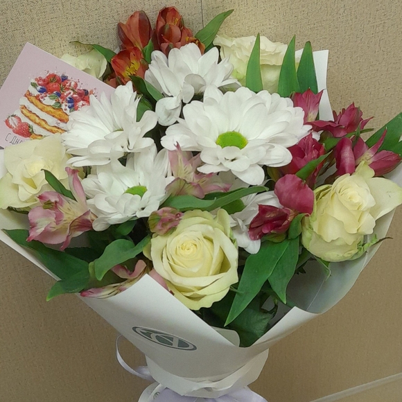 Букет из белых роз, хризантем и альстромерии - S