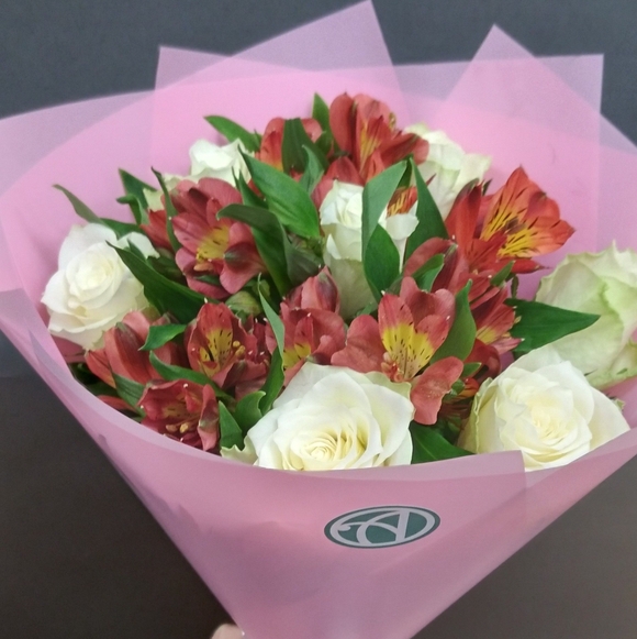 Букет из белых роз и альстромерии - S