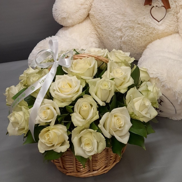 25 белых роз Кения с зеленью в корзине