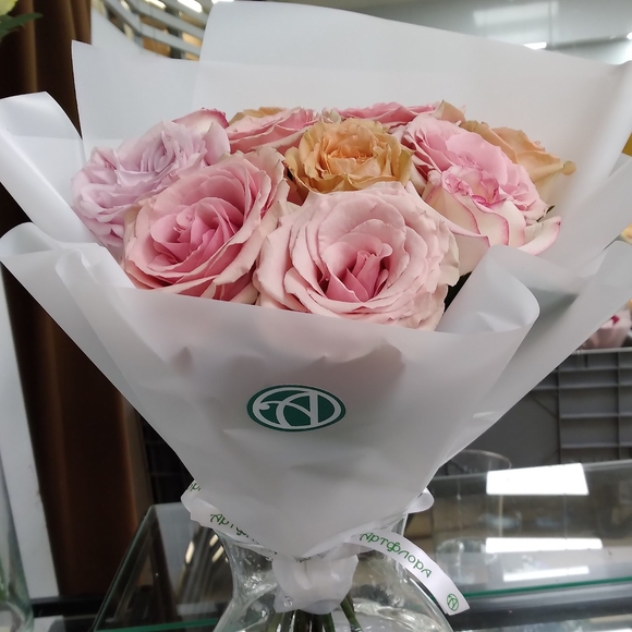 Букет из 11 роз нежный микс 50 см (Эквадор) в корейской упаковке