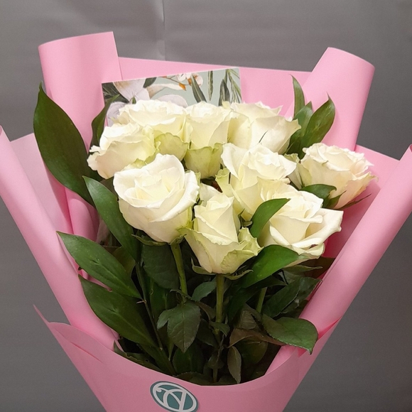 Белый букет-комплимент в корейской упаковке