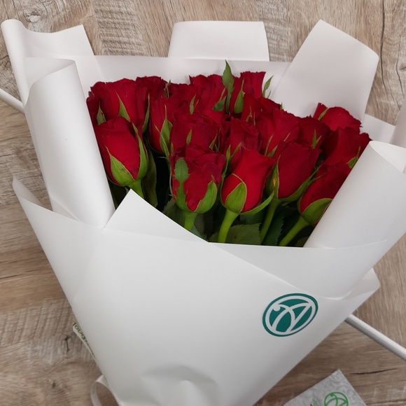 Букет из 15 красных роз Кения (35 см)