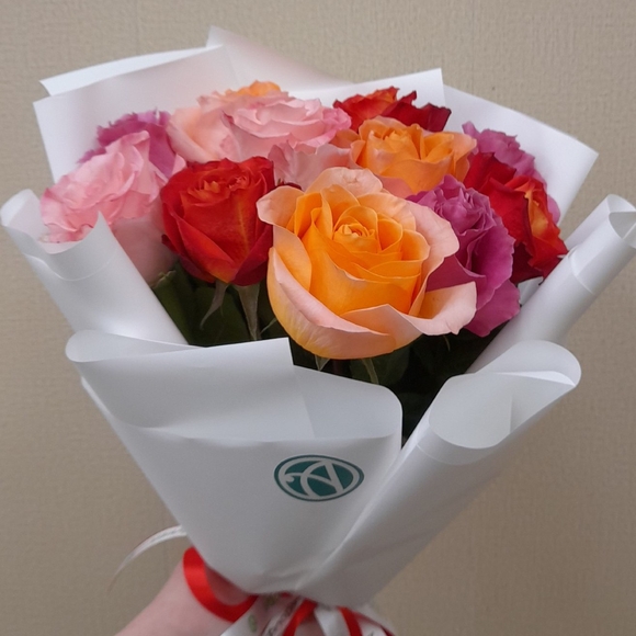 Букет из 11 роз яркий микс 50 см (Эквадор) в корейской упаковке