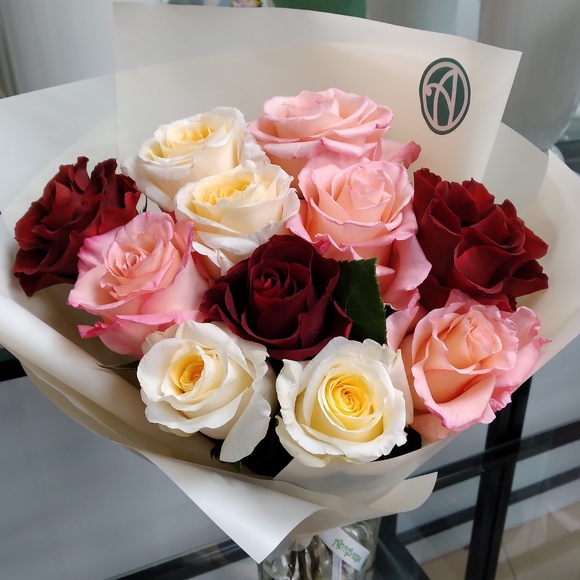 Букет из 11 роз яркий микс 50 см (Эквадор) в корейской упаковке