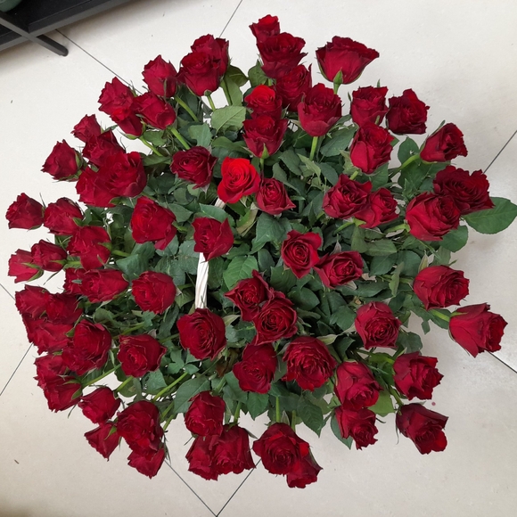 75 роз Кения в корзине