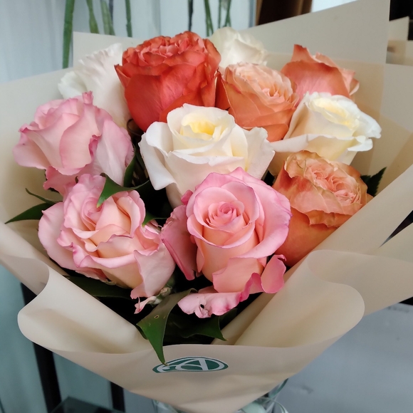 Букет из 11 роз нежный микс 50 см (Эквадор) в корейской упаковке
