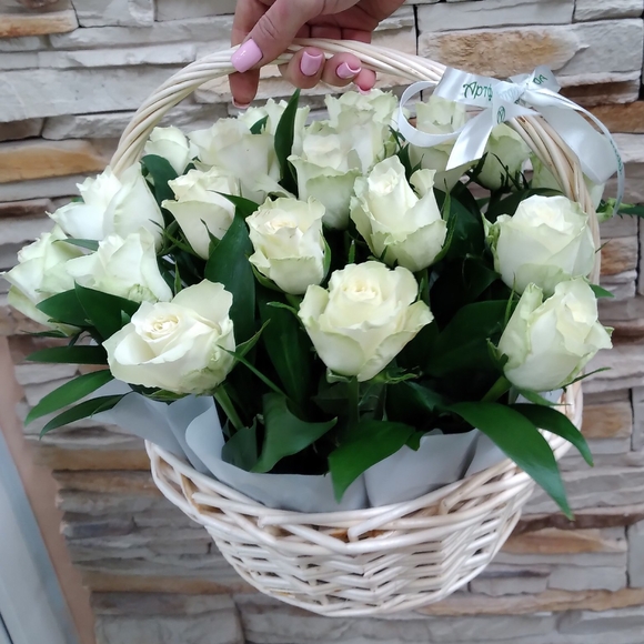 25 белых роз Кения с зеленью в корзине