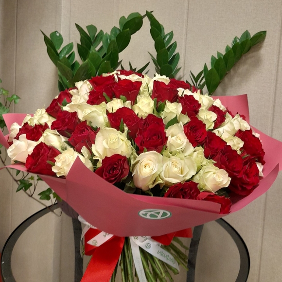 Букет из 101 красной и белой розы Кения (35 см)