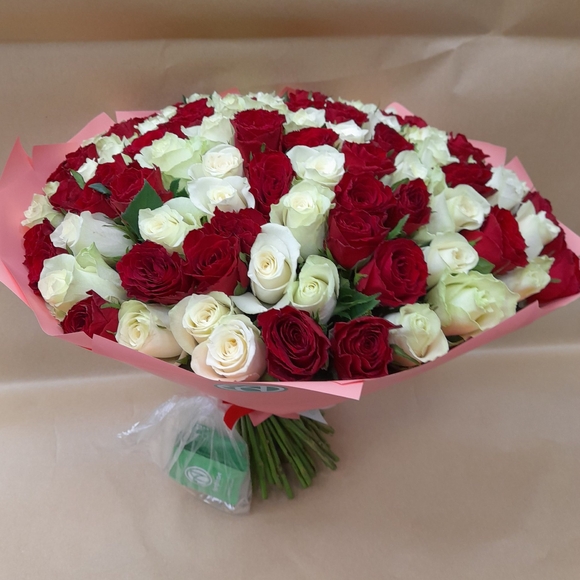 Букет из 101 красной и белой розы Кения (35 см)