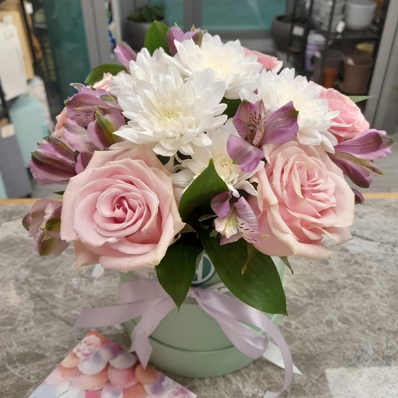 Букет в шляпной коробке small из розовых роз, хризантем и альстромерий