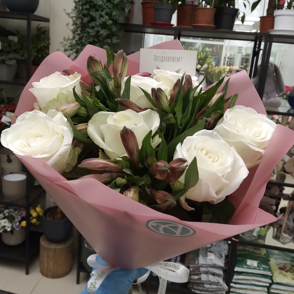 Букет из белых роз и альстромерии - S