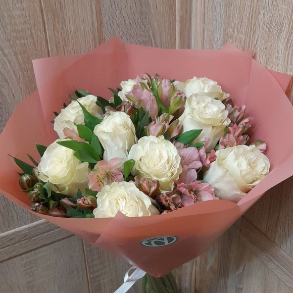 Букет из белых эквадорских роз и альстромерии микс - М