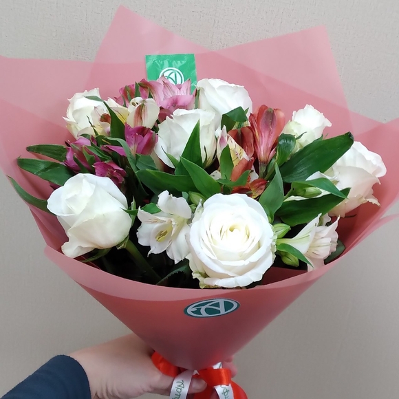 Букет из белых роз и альстромерии - S