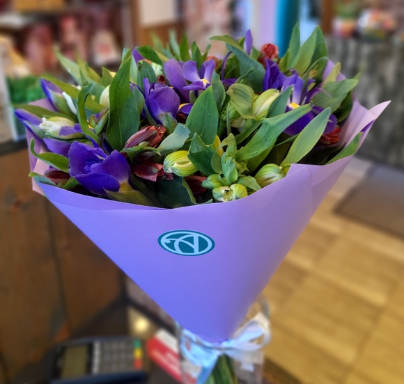 Букет из синих ирисов и альстромерии микс - M