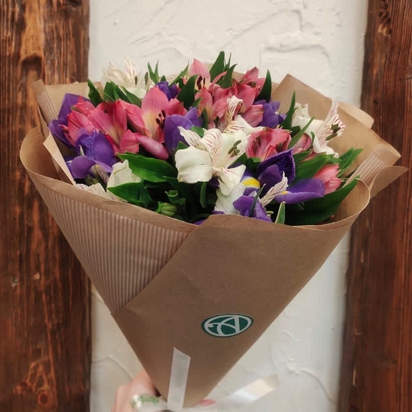 Букет из синих ирисов и альстромерии микс - S