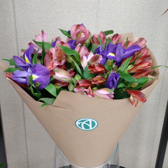 Букет из синих ирисов и альстромерии микс - S