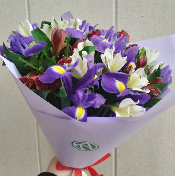 Букет из синих ирисов и альстромерии микс - M