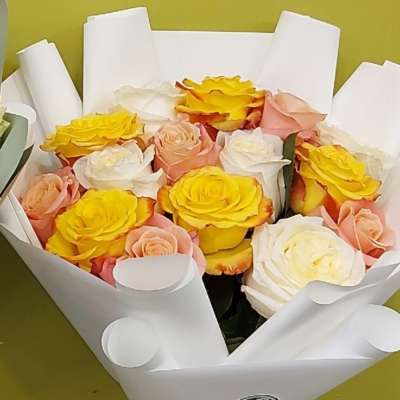 Букет из 15 роз нежный микс 50 см (Эквадор) в корейской упаковке
