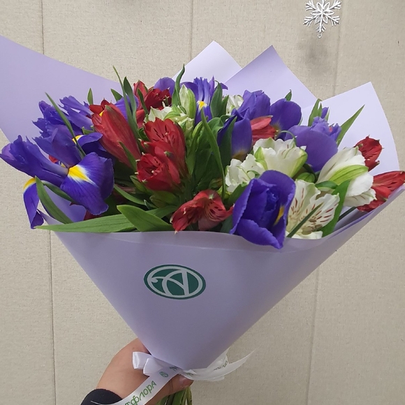 Букет из синих ирисов и альстромерии микс - M