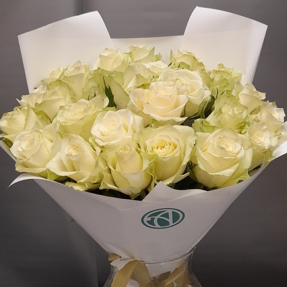 Букет из 25 белых роз 35 см (Кения)