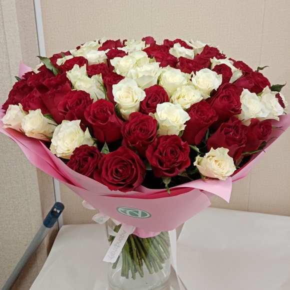 Букет из 101 красной и белой розы Кения (35 см)