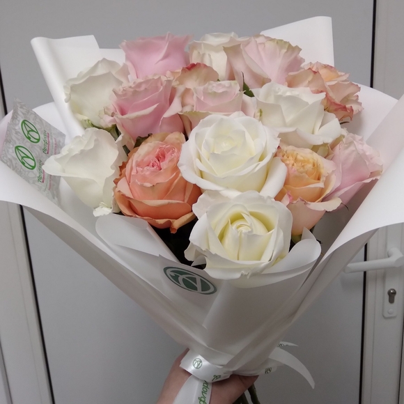 Букет из 15 роз нежный микс 50 см (Эквадор) в корейской упаковке