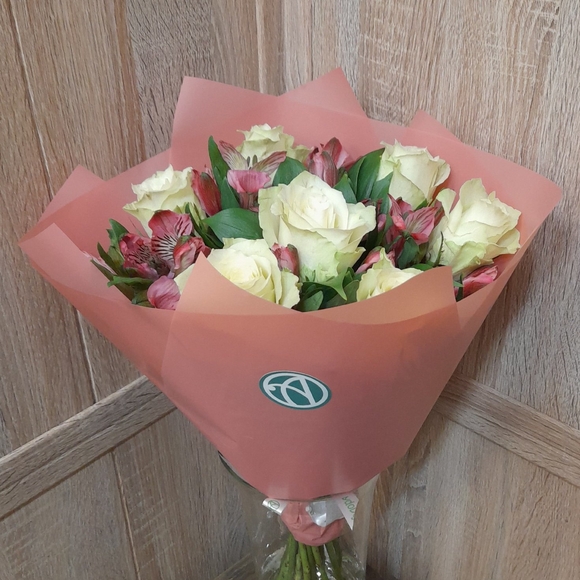 Букет из белых роз и альстромерии - S