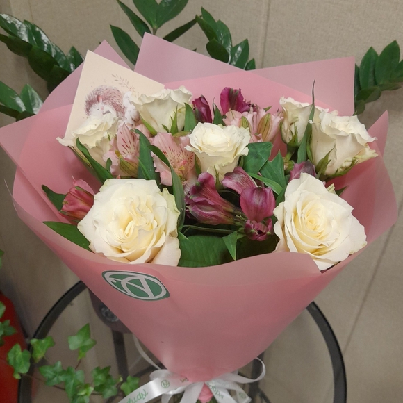 Букет из белых роз и альстромерии - S