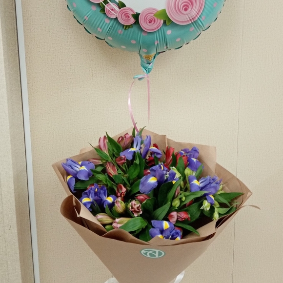 Букет из синих ирисов и альстромерии микс - S