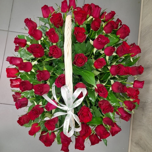 75 роз Кения в корзине