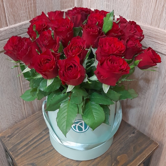 Букет в шляпной коробке small из 25 красных роз (Кения)