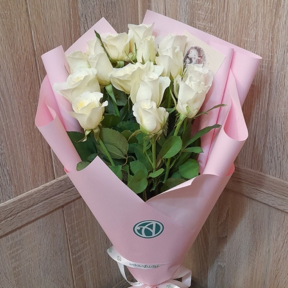 Белый букет-комплимент в корейской упаковке