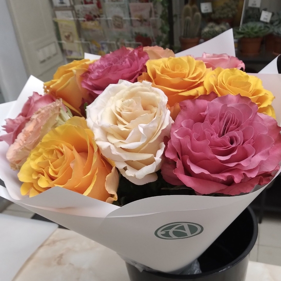 Букет из 11 роз нежный микс 50 см (Эквадор) в корейской упаковке