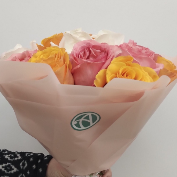 Букет из 11 роз нежный микс 50 см (Эквадор) в корейской упаковке