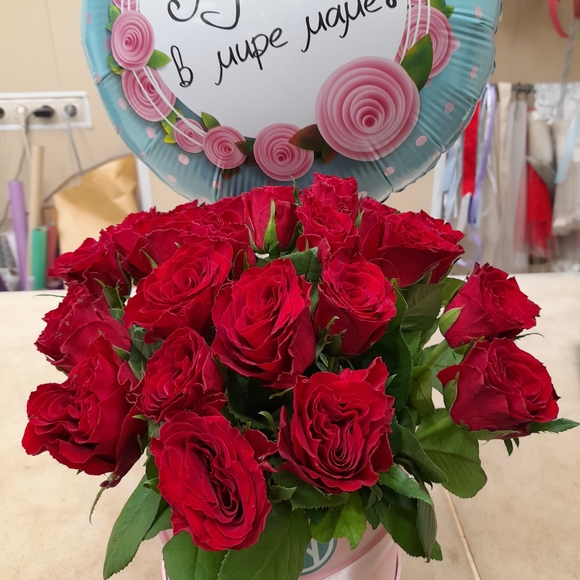 Букет в шляпной коробке small из 25 красных роз (Кения)