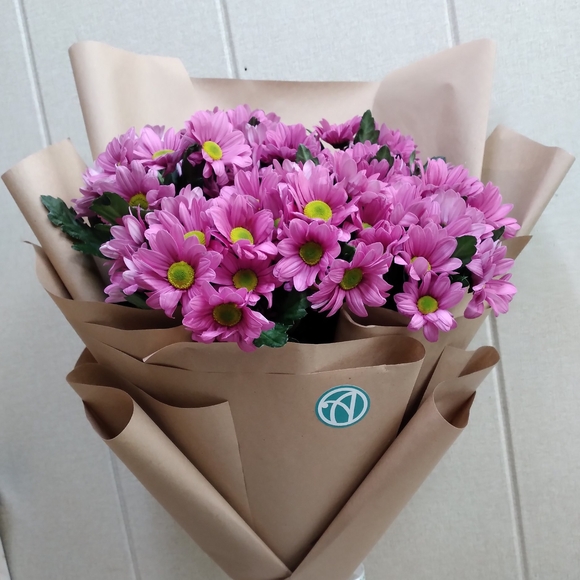 Букет из 9 розовых кустовых хризантем Бакарди (ромашка) в корейской упаковке